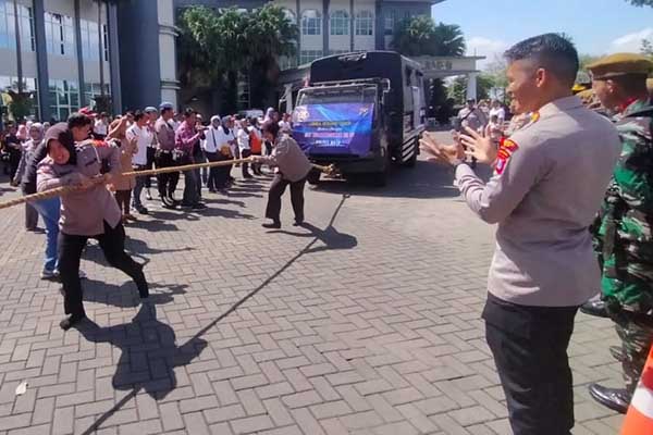 Kapolres Batu AKBP Oskar Syamsuddin SIK MTmemberikan semangat tim yang mengikuti lomba tarik truk Polisi. (SERU.co.id/dik) - Lomba Tarik Truk Polres Batu Meriahkan HUT ke-77 Bhayangkara