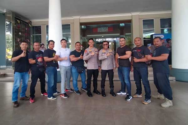 Kapolres Batu berfoto bersama Tim dari Bodyguard Malang, salah satu peserta lomba tarik truk. (SERU.co.id/dik) - Lomba Tarik Truk Polres Batu Meriahkan HUT ke-77 Bhayangkara