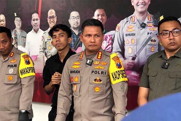 Kapolresta Malang Kota, Kombes Pol Budi Hermanto, saat menjawab pertanyaan awak media. (wul) - Polresta Makota Kerahkan Tim Pemburu Empat Pelaku Pembunuhan Krisnael Murri