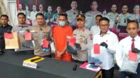 Kapolresta Malang Kota menunjukkan barang bukti yang digunakan RF untuk menikam AWN. (jup) - Penikam Pria di Jembatan Araya Dijerat Pasal Pembunuhan Berencana
