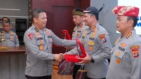 Kapolresta Malang Kota saat menerima penghargaan setelah meraih juara ke-2, lomba Layanan Polisi 110. (ist) - Polresta Makota Sabet Juara 2 Nasional dalam Lomba Layanan Polisi 110