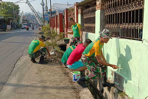 Karya bakti TNI laksanakan pengecatan musala di Bumiayu. (ist) - Karya Bakti TNI Laksanakan Pengecatan Musala di Bumiayu