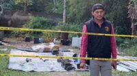 Kasat Reskrim Polres Batu, AKP Yussi Purwanto dan barang-barang yang ditemukan di TKP. (ist) - Rilis Kasus Ledakan di Batu, Polisi Belum Bisa Minta Keterangan Korban