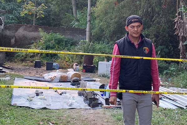 Kasat Reskrim Polres Batu, AKP Yussi Purwanto dan barang-barang yang ditemukan di TKP. (ist) - Rilis Kasus Ledakan di Batu, Polisi Belum Bisa Minta Keterangan Korban