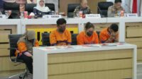 keempat tersangka dan barang bukti saat diamankan di polda jatim 11zon