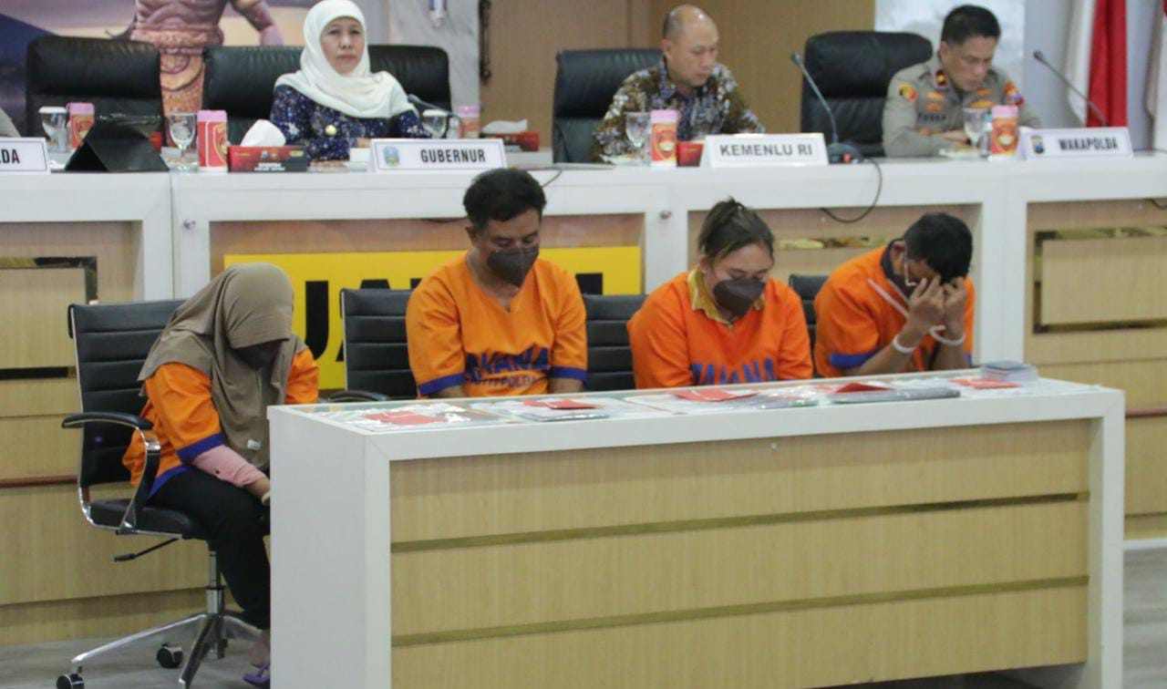 keempat tersangka dan barang bukti saat diamankan di polda jatim 11zon