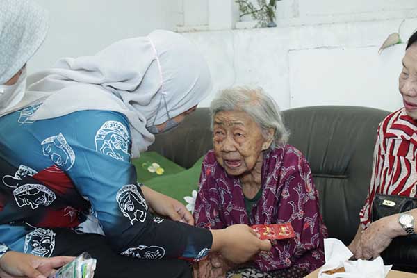 Kegiatan kunjungan yang dilakukan oleh pihak rombongan Polresta Malang Kota. (ist) - Polresta Makota Kunjungi Lansia Berusia 105 Tahun di Sawojajar