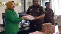 kejari batu menyerahkan pengembalian kerugian keuangan negara kepada bank jatim