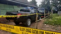 Kendaraan Gegana dan Labfor bersiagq di TKP Ledakan. (SERU.co.id/dik) - Tunggu Hasil Labfor, Gegana dan Damkar Disiagakan di Lokasi Ledakan Batu