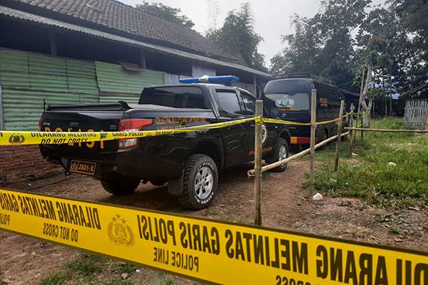 Kendaraan Gegana dan Labfor bersiagq di TKP Ledakan. (SERU.co.id/dik) - Tunggu Hasil Labfor, Gegana dan Damkar Disiagakan di Lokasi Ledakan Batu
