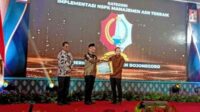 kepala badan kepegawaian, pendidikan dan pelatihan (bkpp) kabupaten bojonegoro aan syahbana saat menerima penghaargaan bkn award foto ist 11zon