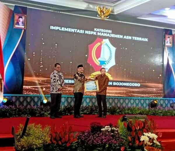 kepala badan kepegawaian, pendidikan dan pelatihan (bkpp) kabupaten bojonegoro aan syahbana saat menerima penghaargaan bkn award foto ist 11zon