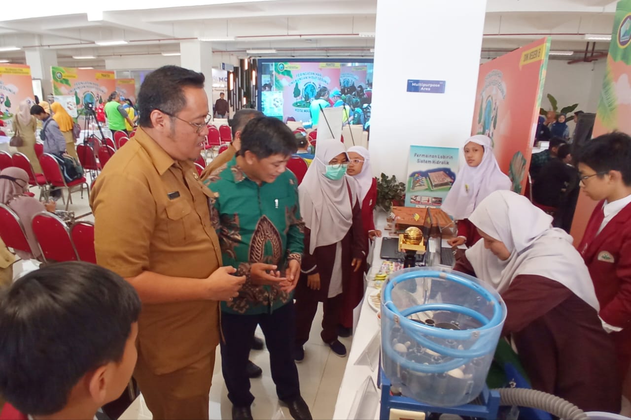Kepala DLH Kota Malang, Noer Rahman Wijaya saat mengunjungi salah satu tenan di Gedung MCC. (SERU.co.id/jup) - Rayakan Hari Lingkungan Hidup Sedunia, DLH Kota Malang Edukasi dan Pameran Produk Daur Ulang
