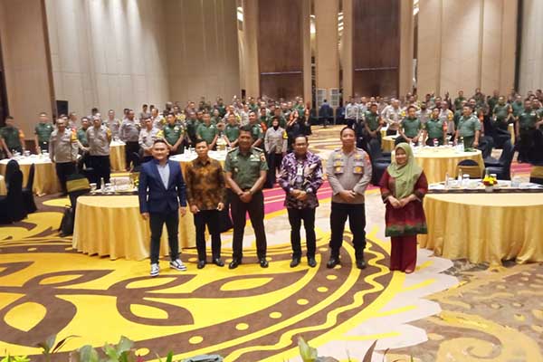 Kepala OJK Malang bersama ratusan Babinsa dan Bhabinkamtibmas se-Kota Malang. (jup) - OJK Gandeng Babinsa dan Bhabinkamtibmas Tingkatkan Literasi Keuangan, Cegah Pinjol Ilegal