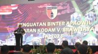 kepala staf kodam v brawijaya brigjen tni niko fahriza saat memberikana pengarahan kepada jajaran aparat teritorial 11zon