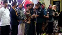 Ketua DKKB memberikan kenang-kenangan kepada para Budayawan yang terlibat dalam Kongres Kebudayaan Kota Batu 2023. (ist) - DKKB Sukses Gelar Kongres Kebudayaan, Ini Hasil Rekomendasi yang Disepakati