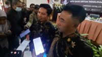 ketua kpu batu dan ketua divisi perencanaan program dan data kpu batu saat melayani pertanyaan media 11zon