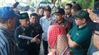 Ketua Komisi C DPRD Kota Malang, Fathol Arifin saat hadir menemui warga PCP II dan pihak pengembang. (jup) - Warga PCP II Desak Penyerahan Fasum, Pengembang Dideadline Akhir Juni 2023