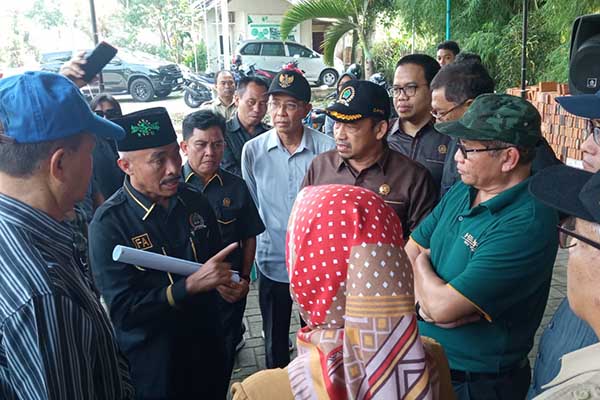 Ketua Komisi C DPRD Kota Malang, Fathol Arifin saat hadir menemui warga PCP II dan pihak pengembang. (jup) - Warga PCP II Desak Penyerahan Fasum, Pengembang Dideadline Akhir Juni 2023