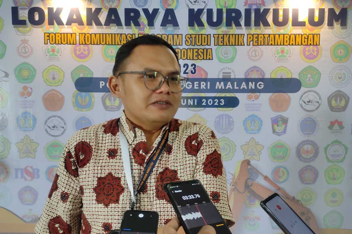 Ketua Panitia Lokakarya Pertambangan, Gregorius Aryoko Gautama SKom MT, menjawab pertanyaan awak media. (rhd) - Lokakarya Kurikulum Nasional, FORKOPINDO Sepakat Seragamkan Prodi Pertambangan se-Indonesia