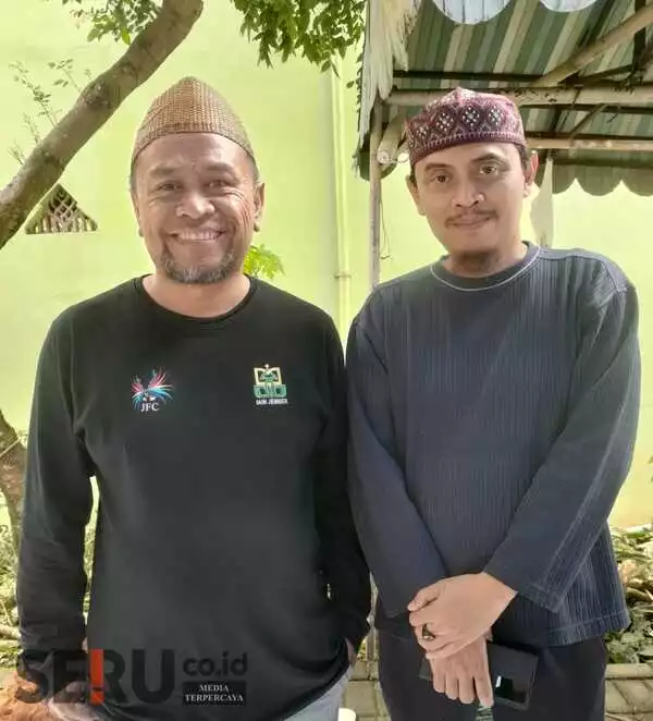 Ketua Takmir Masjid Al Muflikhuun, H.A Malik dan Ketua RT06/RW09 Kampung Jasatirta, Fahmi Hidayat (kanan). (SERU.co.id/mzm) - Kepedulian Sosial dan Kekompakan Warga Kampung Jasatirta di Momen Idul Adha 1444 H