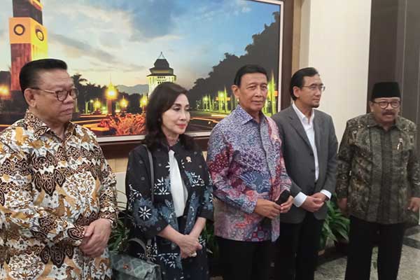 Ketua Wantimpres saat berkunjung ke UB Malang, didampingi rektor UB Malang. (SERU.co.id/jup) - Wiranto Kunjungi Universitas Brawijaya Malang, Bicarakan Pengembangan Teknologi