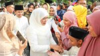 khofifah ingatkan pentingnya kesalehan sosial 11zon