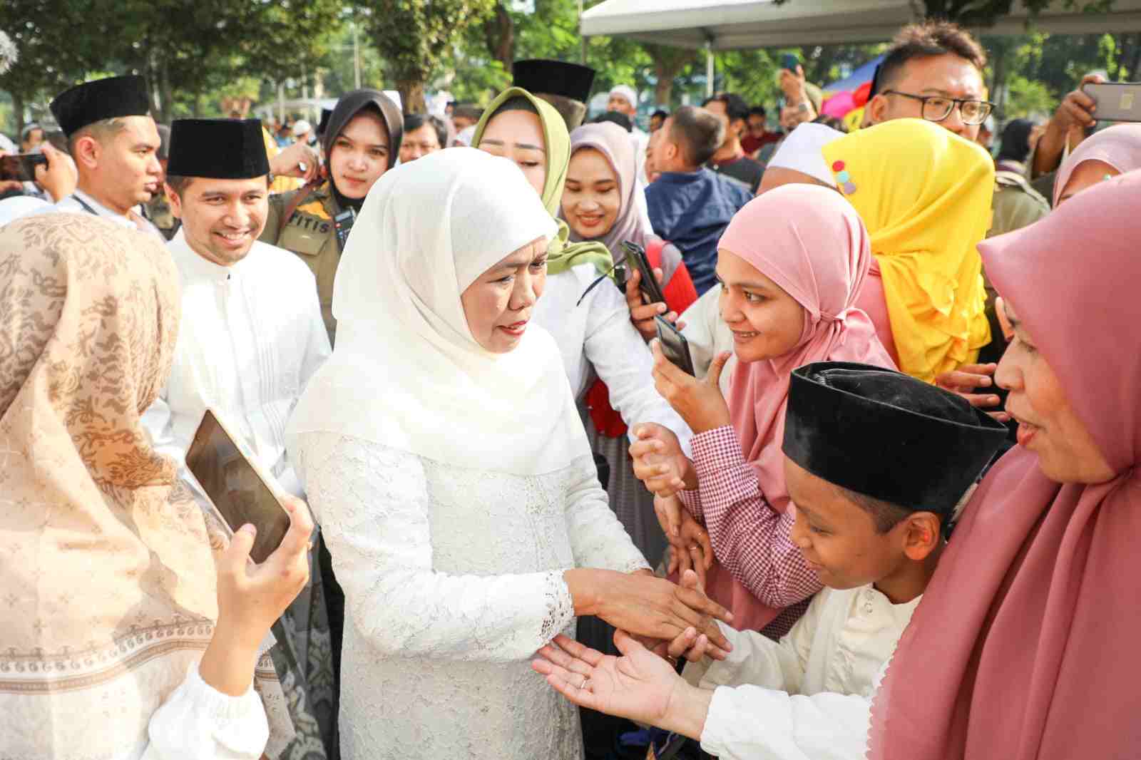 khofifah ingatkan pentingnya kesalehan sosial 11zon
