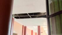 Kondisi gedung atapnya sering mengalami kerusakan, jebol membuat mahasiswa khawatir jika melewati akan tertimpa reruntuhan. (SERU.co.id/luq) - Mahasiswa IAIN Madura Kritisi Gedung Tarbiyah yang Rusak Parah