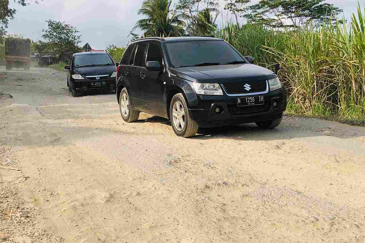 kondisi jalan yang rusak menuju pantai balaikambang