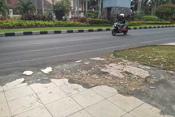 Kondisi salah satu titik jalur pedestrian di Jalan Ijen Kota Malang. (jup) - Jalur Pedestrian Jalan Ijen Rusak, Sutiaji: Kita Akan Tata
