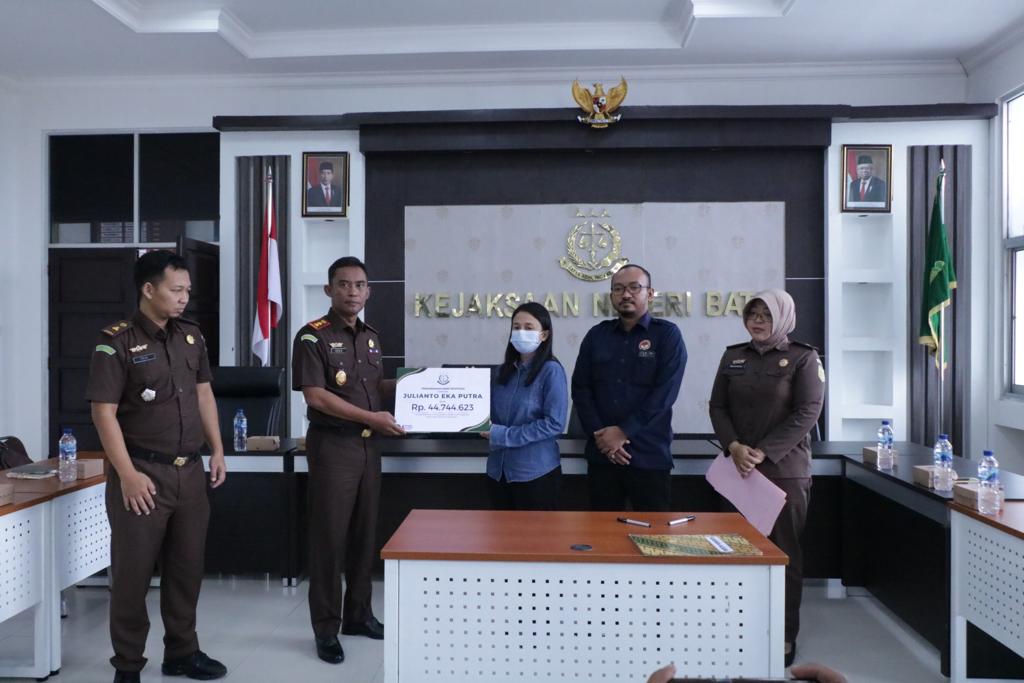 korban sds terima uang restitusi dari kajari batu atas kasus yang menimpanya