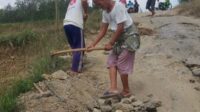 Lantaran tak kunjung dapat perhatian dari Pemkab, warga kembali melanjutkan perbaikan jalan secara gotong royong. (SERU.co.id/luq) - Warga Gotong Royong Perbaiki Jalan Jabal Anik, Kepala PUPR Pamekasan: Anggaran Terbatas