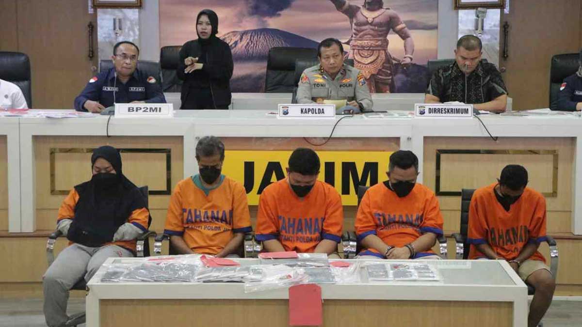 Lima tersangka TPPO diamankan di Mapolda Jatim. (ist) - Kirim Pekerja Ilegal, Lima Pelaku Diringkus Polda Jatim