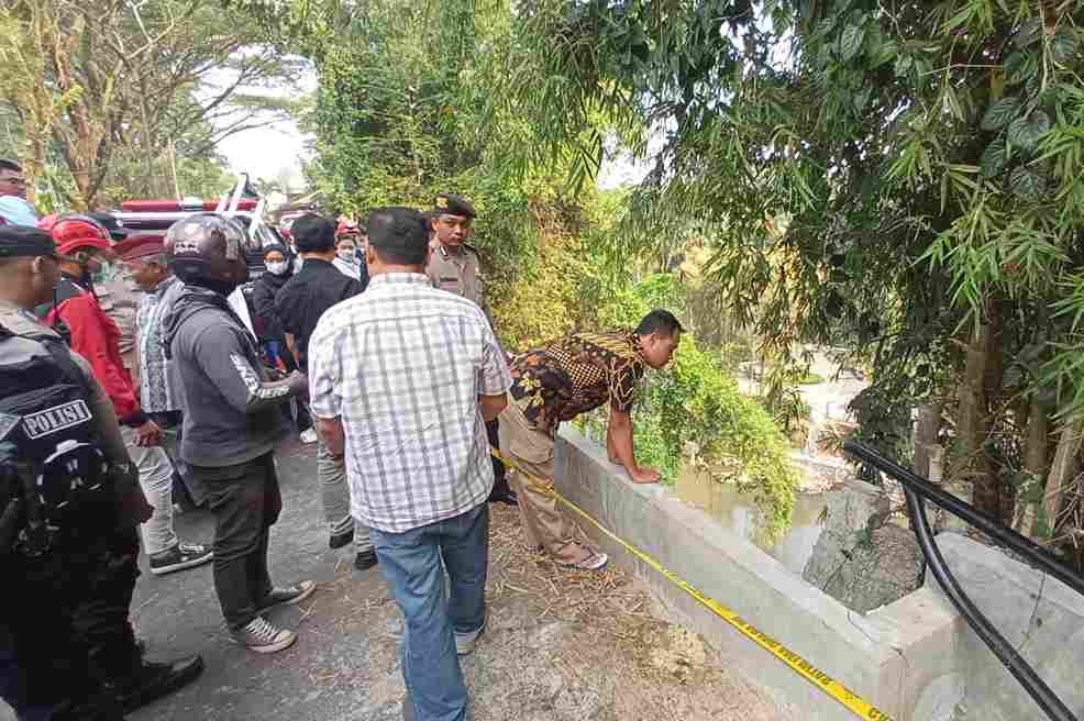 lokasi tempat duduk kh sebelum terjatuh ke tebing sungai metro di jalan pisang candi barat jup) 11zon