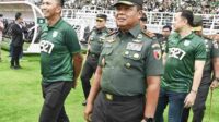 mayjen tni farid makruf hadir di laga persahabatan antara persebaya vs persija yang digelar di stadion gelora bung tomo, minggu sore 11zon