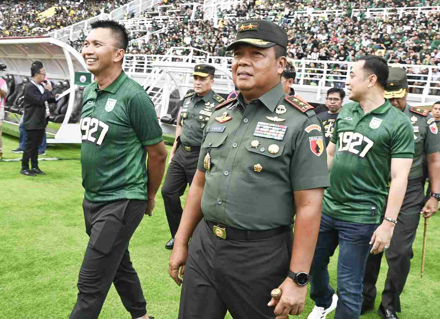 mayjen tni farid makruf hadir di laga persahabatan antara persebaya vs persija yang digelar di stadion gelora bung tomo, minggu sore 11zon