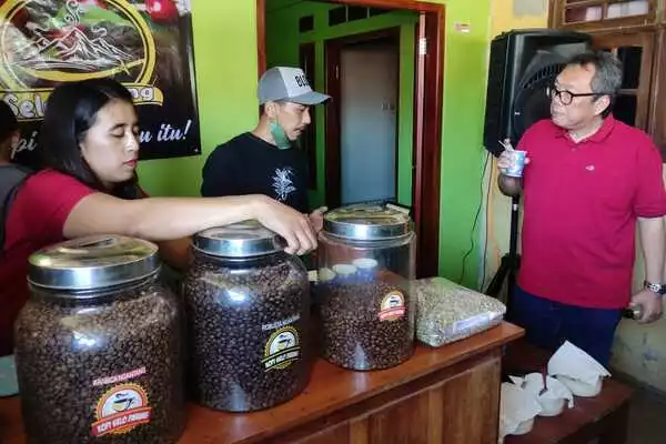Milfan Rantawi bercengkerama menikmati Kopi Selo Parang, dilayani oleh pasutri Siswanto dan Yetik Ratna Ningsih. (rhd) - Berkat Mesin Sangrai Bantuan PJT I, Kopi Selo Parang Sukses Lewati Pandemi