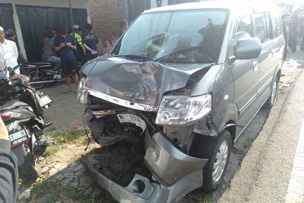Mobil APV ringsek parah pada bagian depan. (ist) - Tabrakan Maut Pakis APV versus 2 Motor, 2 MD 2 Luka-luka