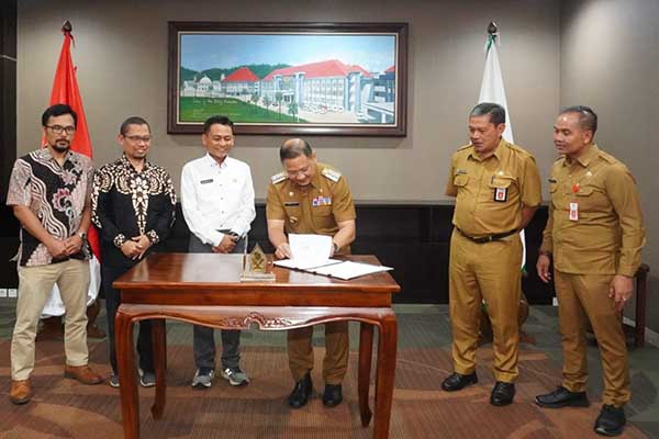 Momen penandatanganan MoU antara Pemkot Batu dan Badan Informasi Geospasial. (ist) - Maksimalkan Informasi Geospasial, Pemkot Batu Teken MoU dengan BIG