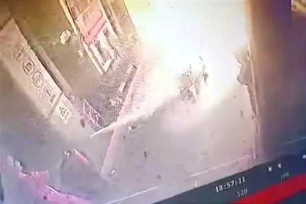 Operator SPBU sigap memadamkan api dengan APAR. (Ist) - Pertamina Klarifikasi Motor Terbakar di SPBU Tlogomas Malang