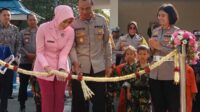 POTONG: Ketua Bhayangkari Cabang Malang, Ny Ujik Putu Kholis, saat memotong pita tanda dibukanya Taman Lalu lintas Budhi Luhur Bhayangkara Satlantas Polres Malang. (ist) - Kado HUT ke-77, Polres Malang Resmikan Taman Lalu Lintas Budhi Luhur Bhayangkara