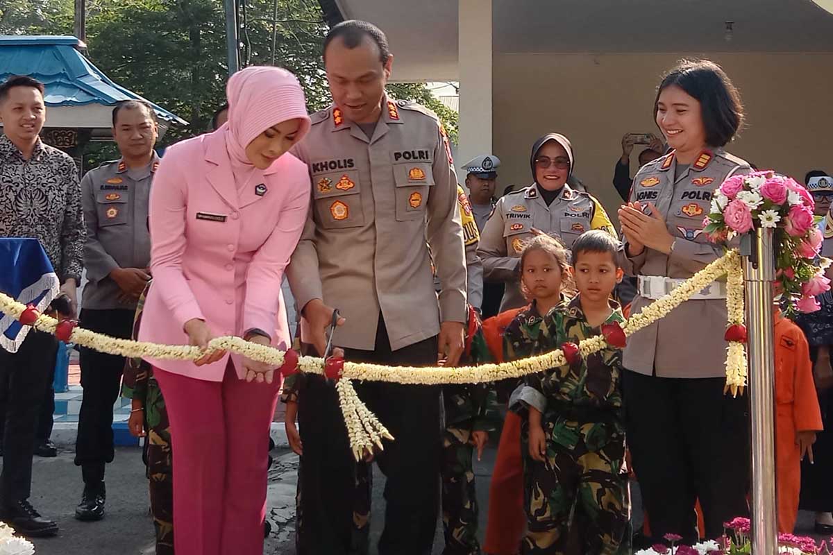 POTONG: Ketua Bhayangkari Cabang Malang, Ny Ujik Putu Kholis, saat memotong pita tanda dibukanya Taman Lalu lintas Budhi Luhur Bhayangkara Satlantas Polres Malang. (ist) - Kado HUT ke-77, Polres Malang Resmikan Taman Lalu Lintas Budhi Luhur Bhayangkara