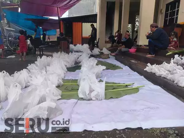 Paket daging kurban akan dibagikan pada penerima yang berhak. (SERU.co.id/mzm) - Kepedulian Sosial dan Kekompakan Warga Kampung Jasatirta di Momen Idul Adha 1444 H