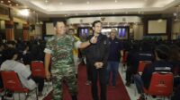 pangdam v brawijaya mayjen tni farid makruf, m a bersama rektor unibraw prof widodo, ssi, msi, ph.d.med.sc pada kegiatan pelepasan seribu mahasiswa peserta mmd jumat 11zon