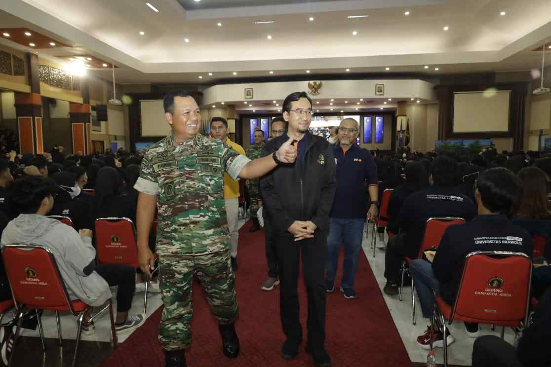 pangdam v brawijaya mayjen tni farid makruf, m a bersama rektor unibraw prof widodo, ssi, msi, ph.d.med.sc pada kegiatan pelepasan seribu mahasiswa peserta mmd jumat 11zon