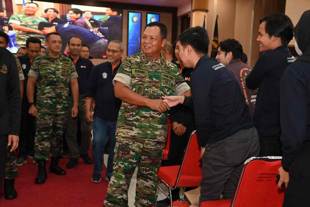 pangdam v brawijaya mayjen tni farid makruf m.a pada kegiatan pelepasan seribu mahasiswa peserta mmd. 11zon