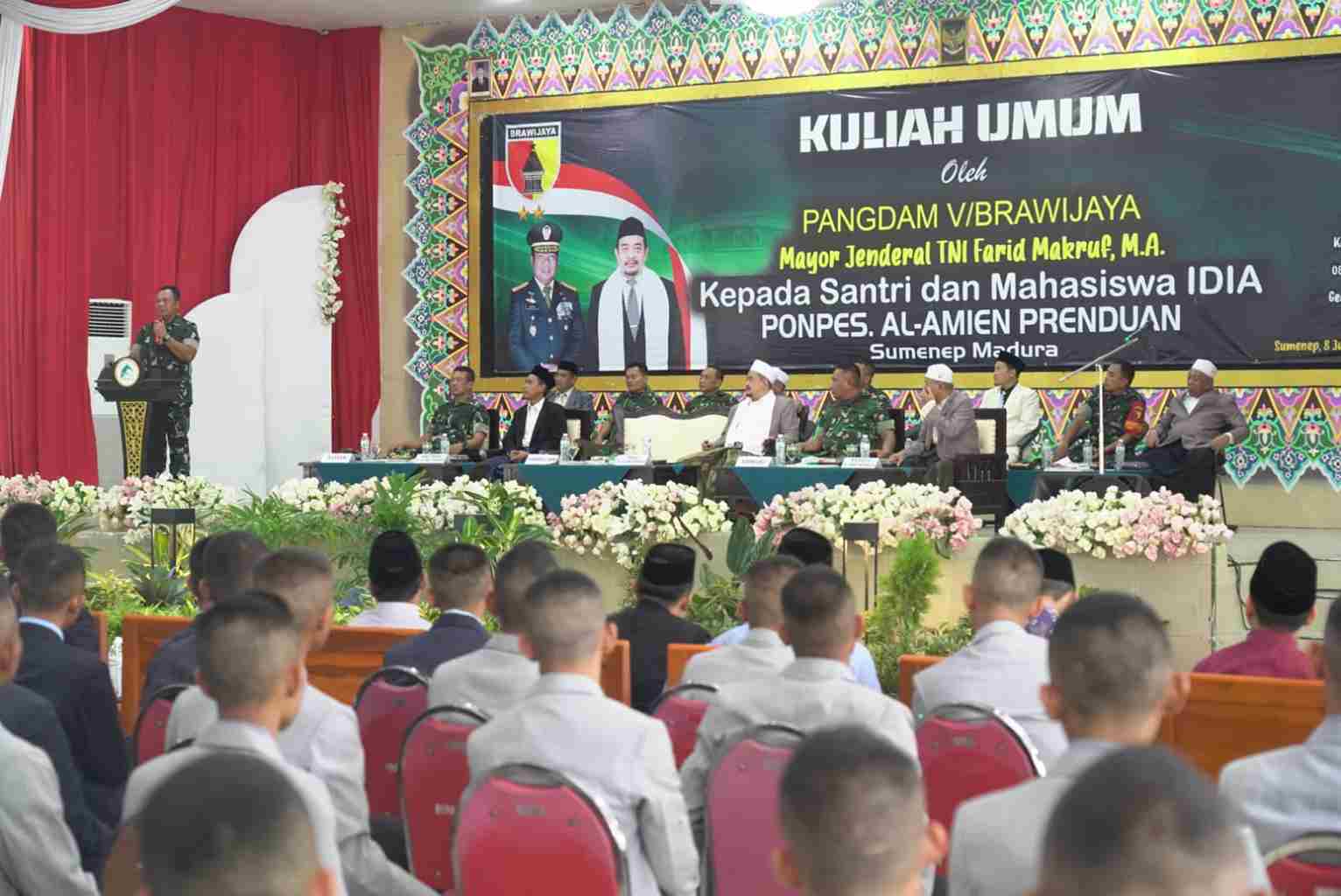 pangdam v brawijaya mayjen tni farid makruf memberikan beberapa materi kuliah umum di di ponpes al amien, kabupaten sumenep foto ist