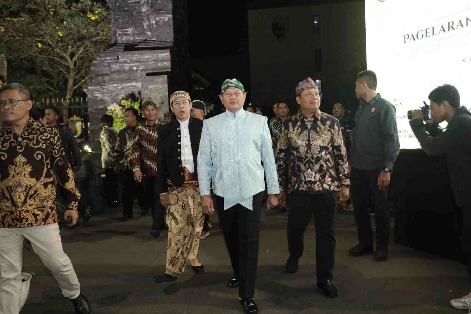 pangdam v brawijaya mayjen tni farid makruf mendampingi panglima tni laksamana yudo margono 11zon