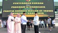 pangdam v brawijaya mayjen tni farid makruf menyerahkan hewan kurban 11zon